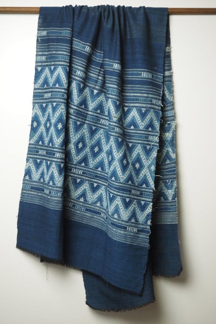 タイ ルー族の藍染めコットン大判ショール - アジアの布専門店ウィージャ